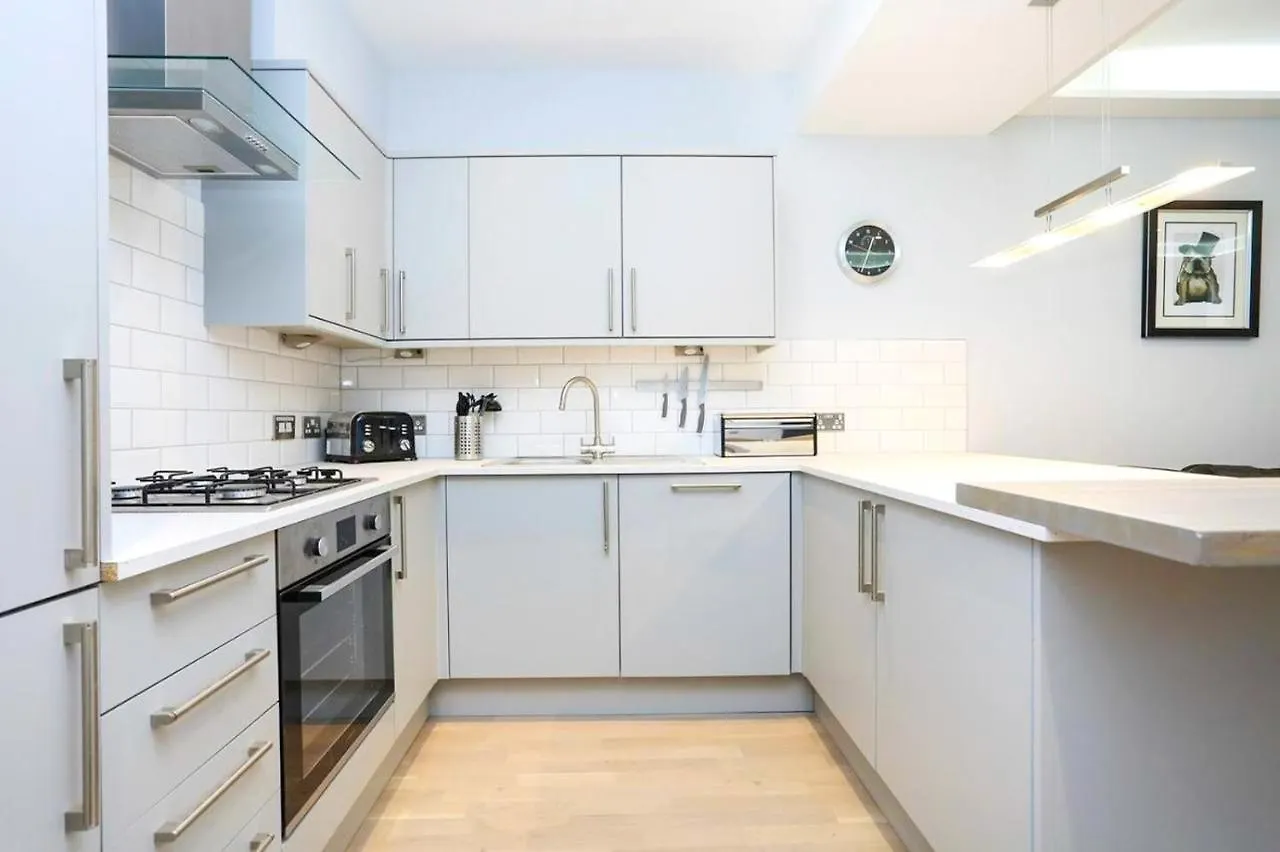 Ultra Modern, Stylish Apartment Next To Princes St Edinburgh