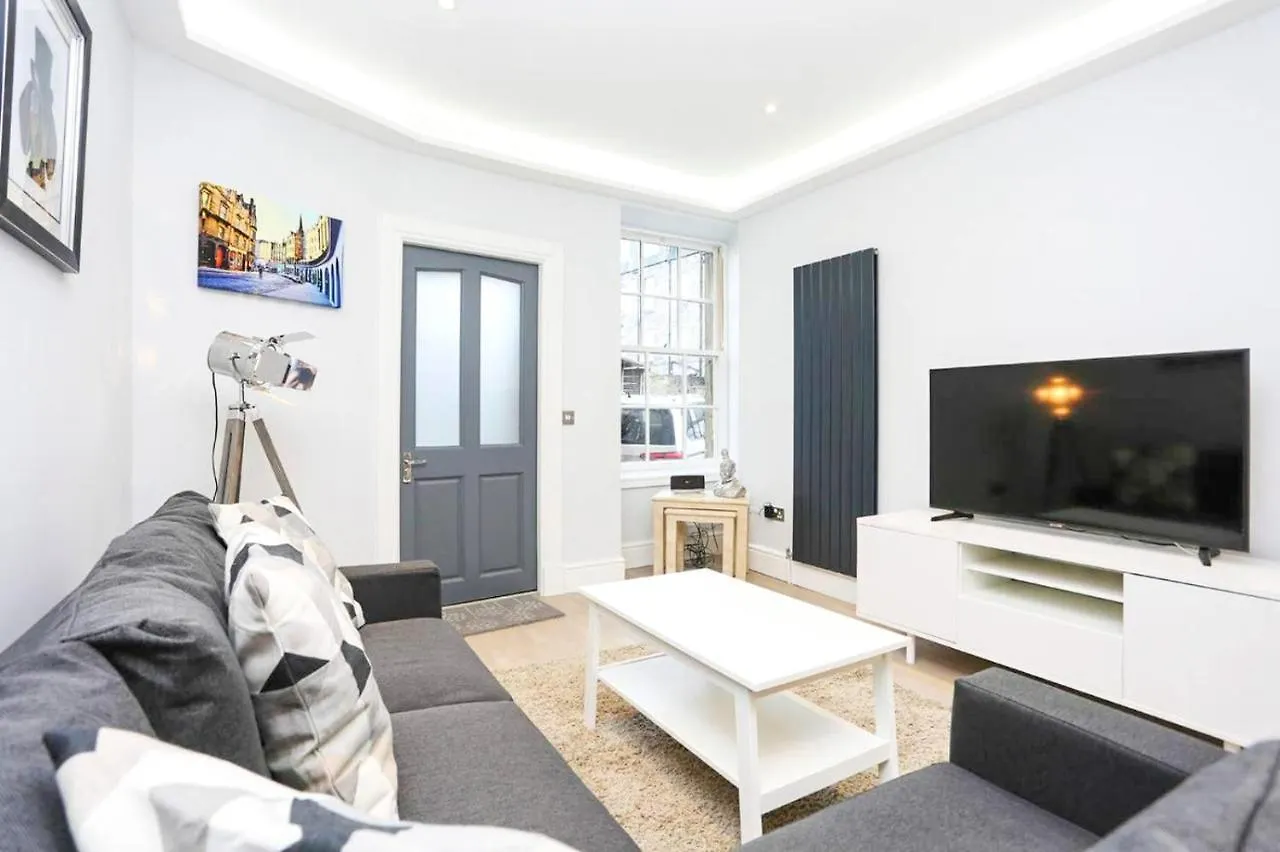 Ultra Modern, Stylish Apartment Next To Princes St Edinburgh