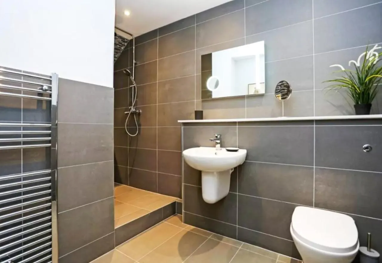 Ultra Modern, Stylish Apartment Next To Princes St Edinburgh
